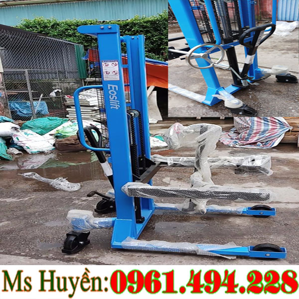 xe nâng quay đổ thùng phuy tại Đông Anh