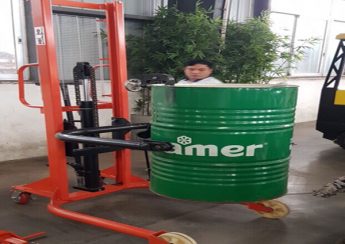xe nâng quay đổ phuy tại Cầu Giấy