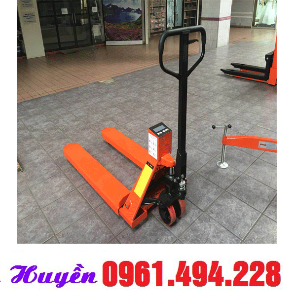 xe nâng tay gắn cân tại thường tín